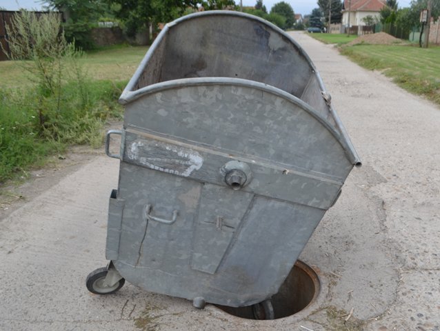 Затискат дупките с контейнери