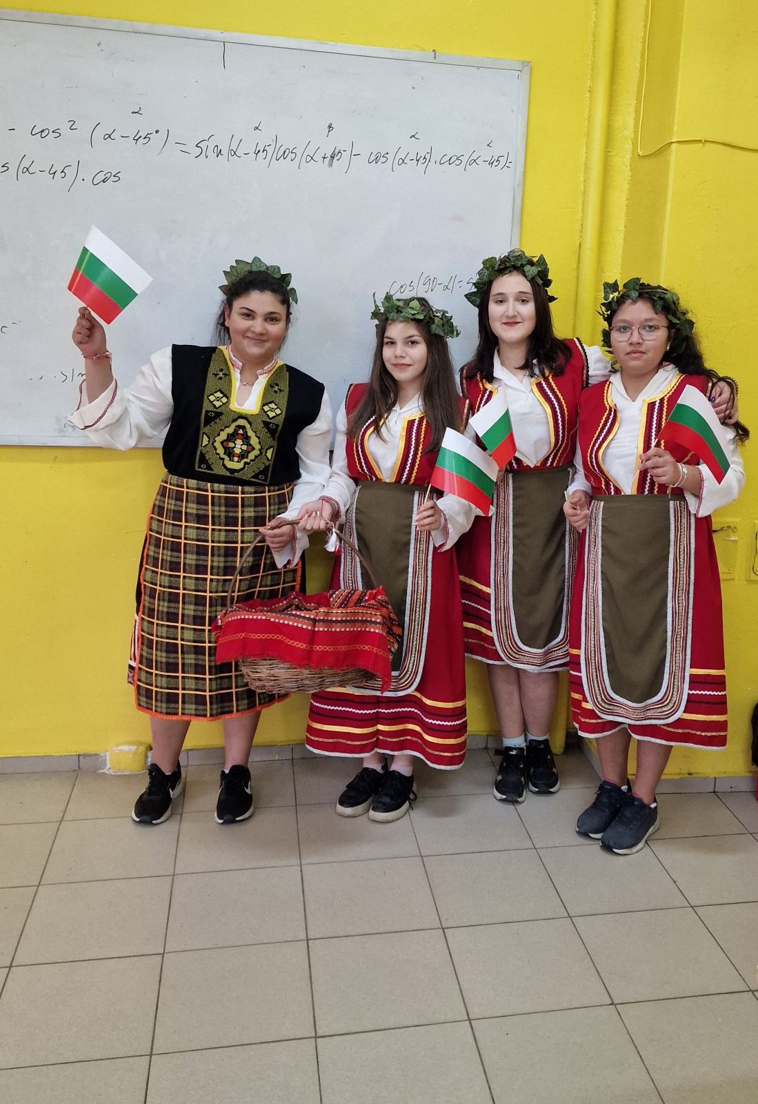 Ученици раздадоха мартеници и развяха трибагреника