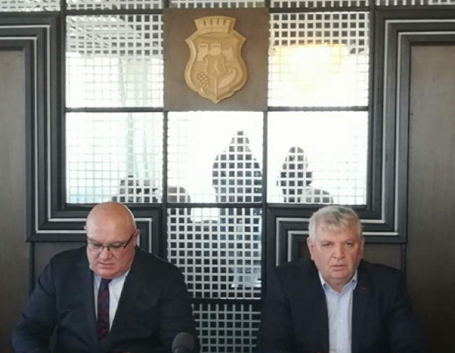 Кмет скочи срещу областен управител