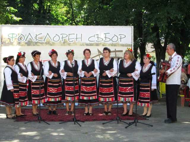 Фолклорен събор събра близо 200 участника