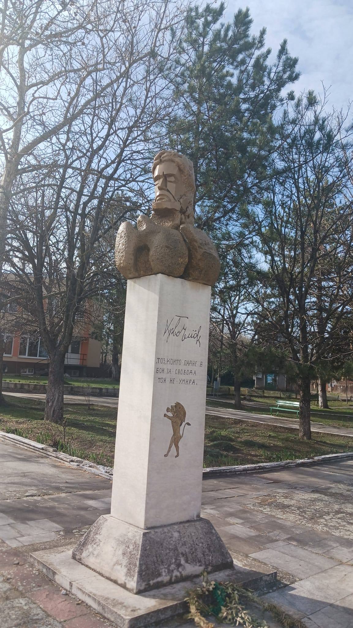 Пребоядисаха паметника на Ботев в Добролево