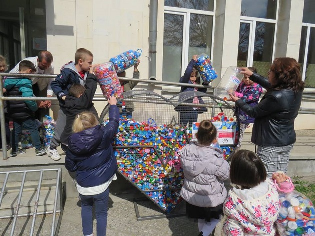 Малчугани събраха стотици капачки