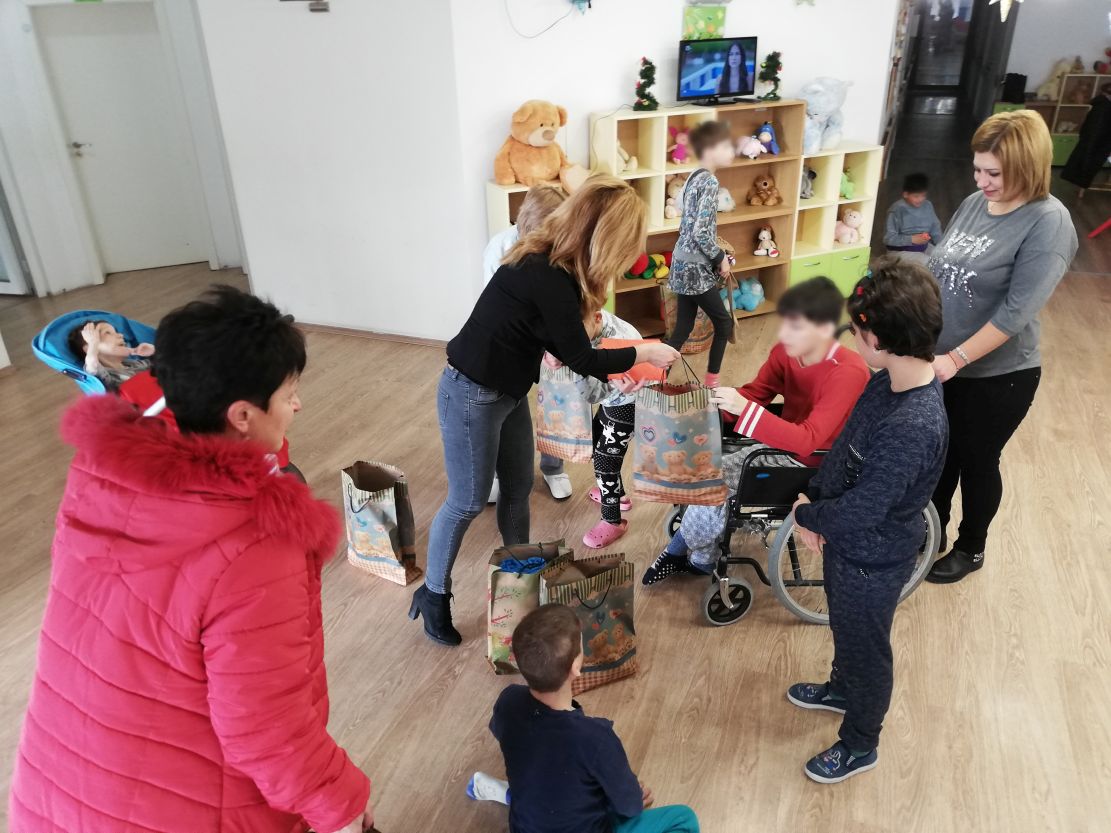 Зарадваха с коледни подаръци деца и младежи с увреждания в Мездра