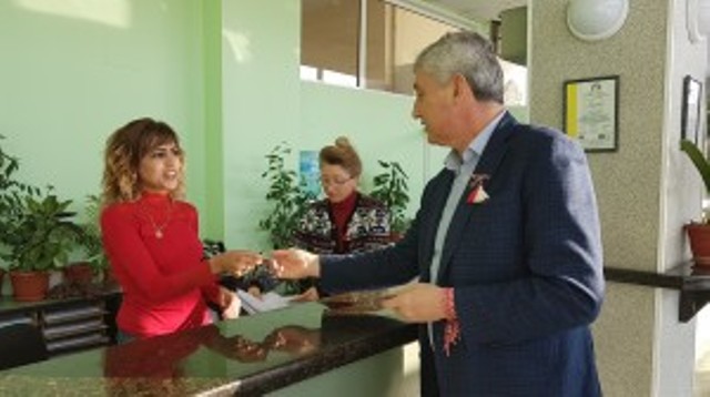 Кметът подари мартеници на служители и граждани