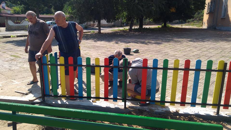 Монтират нови детски съоръжения в Остров