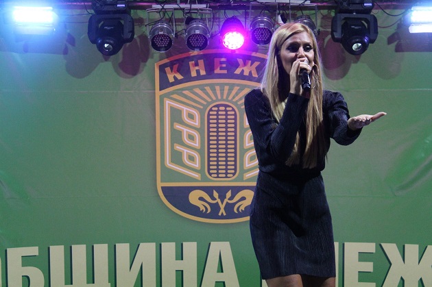 Анелия пя на панаира в Кнежа