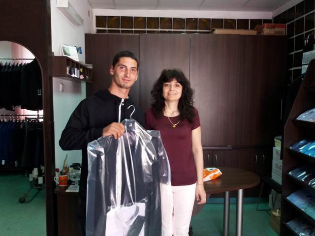Абитуриент без дом вече с облекло за бала