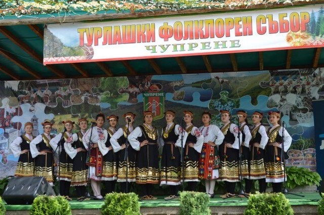 Чупрене кани на турлашки събор