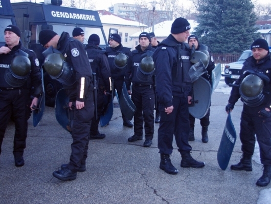 Полиция и жандармерия нахлуха във врачанско село