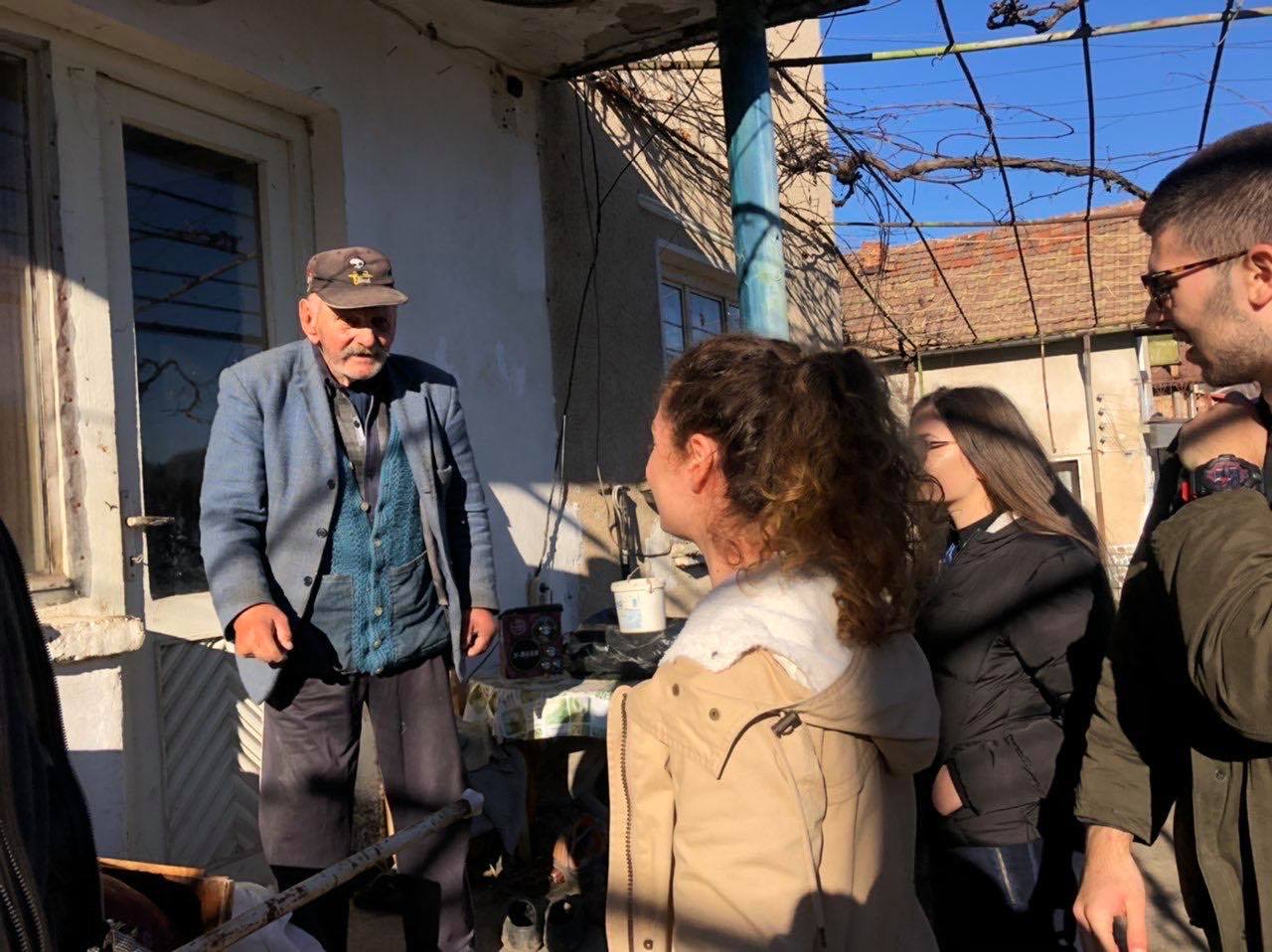Младежи от столицата раздадоха подаръци в мездренски села