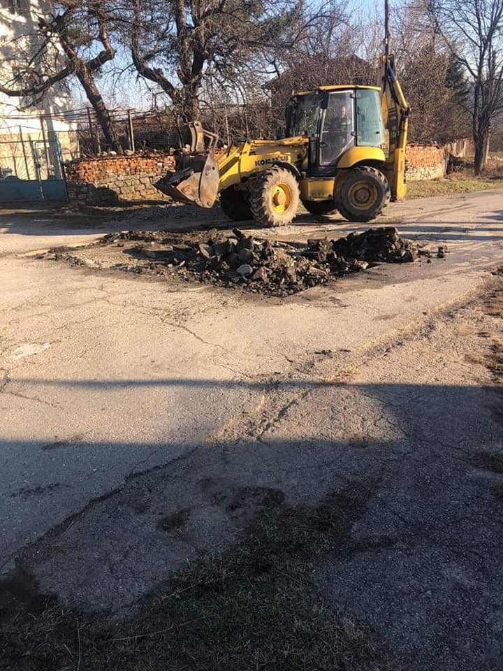 Кърпят улици в Руска Бела