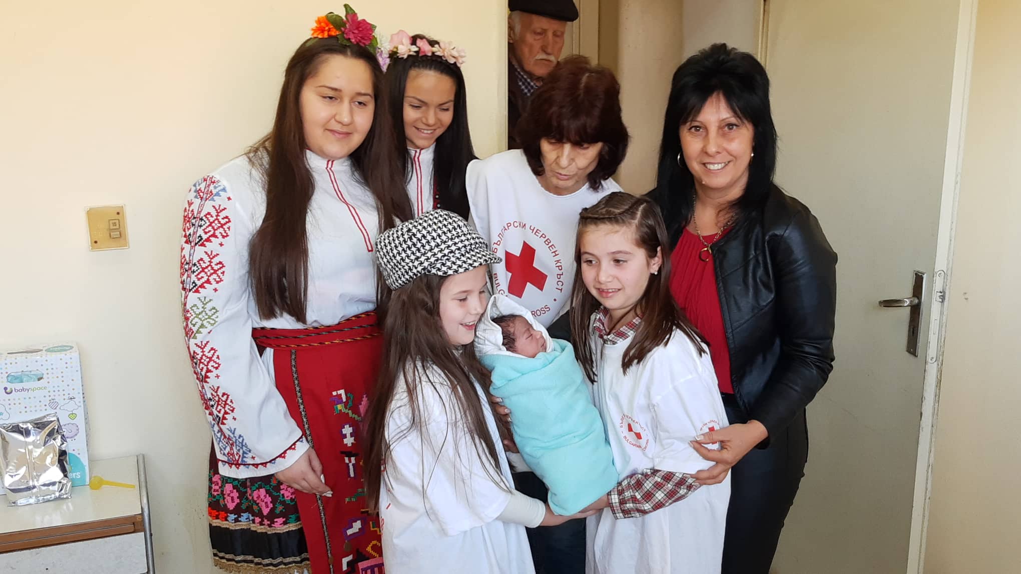 Със сълзи и подаръци посрещнаха Бабинден в Мездра