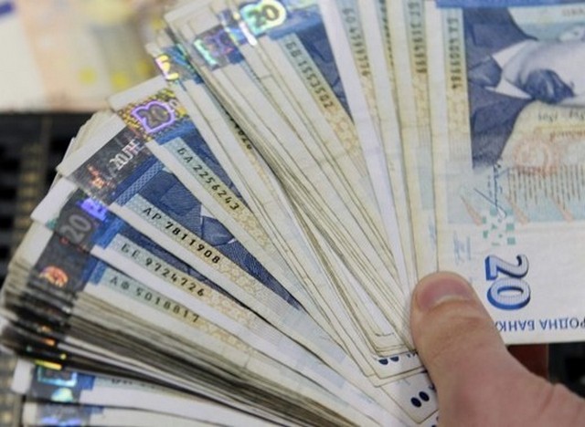 Вдигат с 30% заплатите в 28 администрации