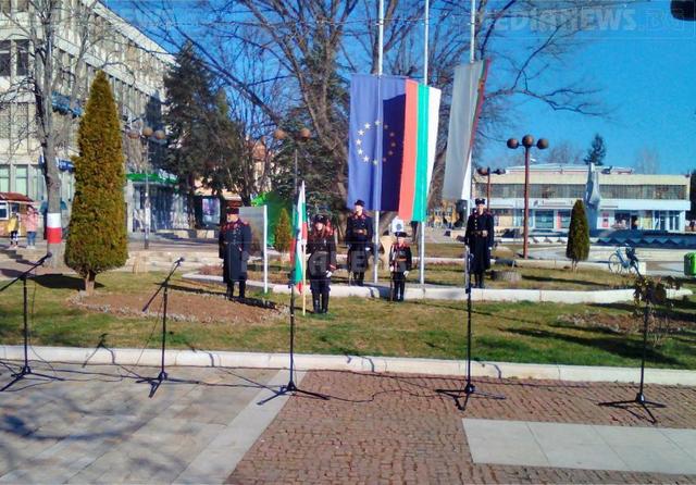 „Опълченци” застанаха на почетен караул в Мездра