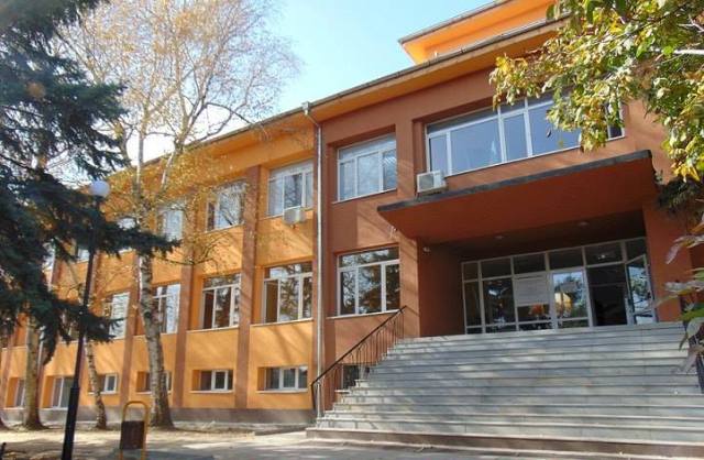Бизнесмени дават рамо на ученици