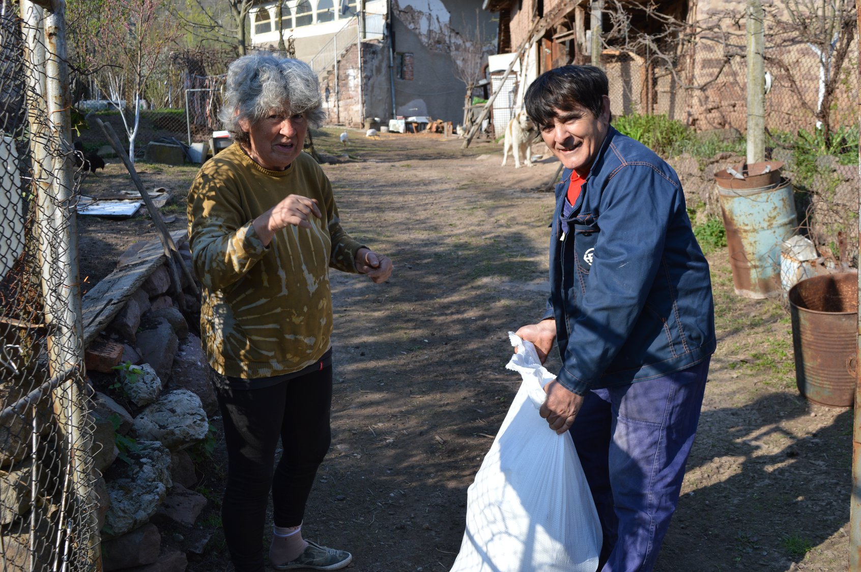 Раздават хранителни продукти във Вършец