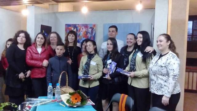 Ученици посрещнаха пролетта