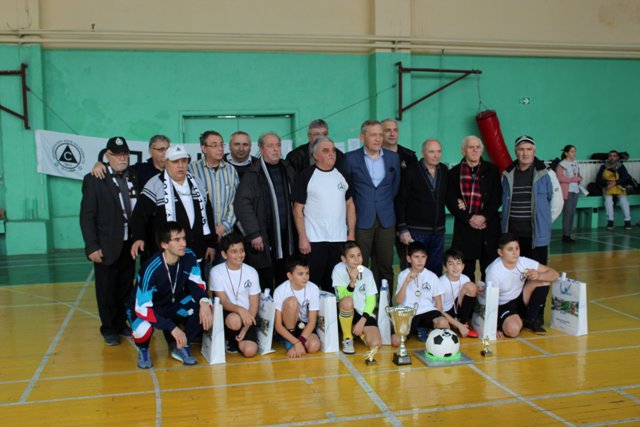 Ученици се впуснаха в турнир по мини футбол