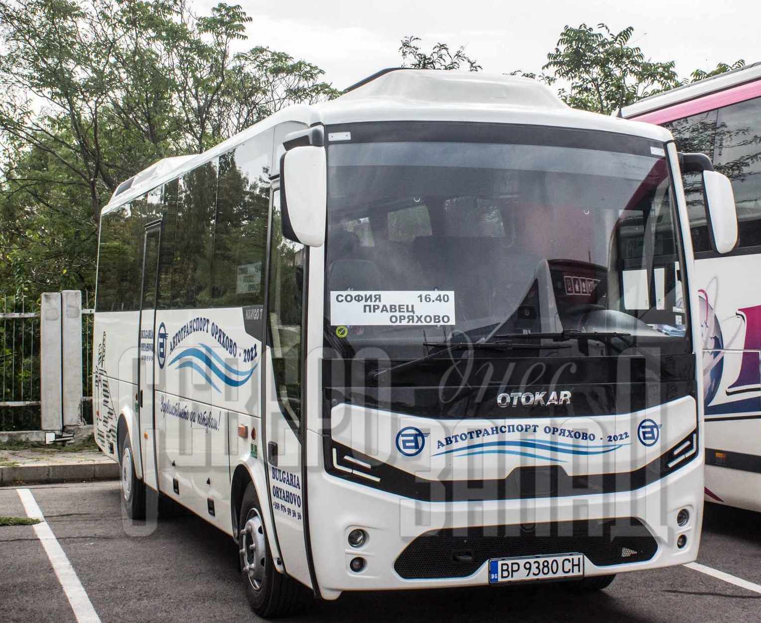 Комфортен автобус с повече места вози пътници до Оряхово
