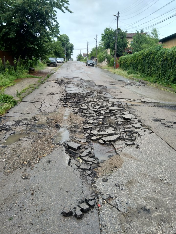 Пороен дъжд помля улици в Лом