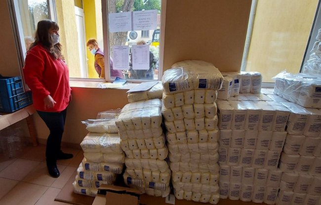 Раздават хранителни продукти в Мизия
