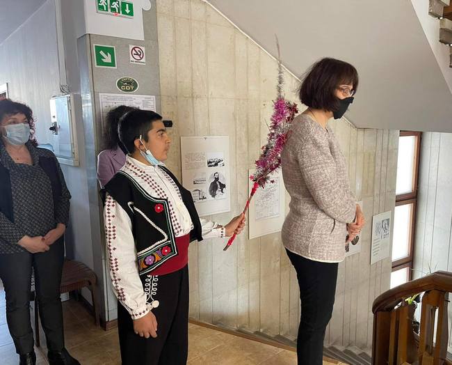 Ромски деца сурвакаха образователни началници