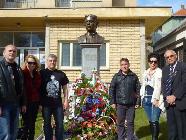 Мездра дари соларно осветление за паметника на Левски