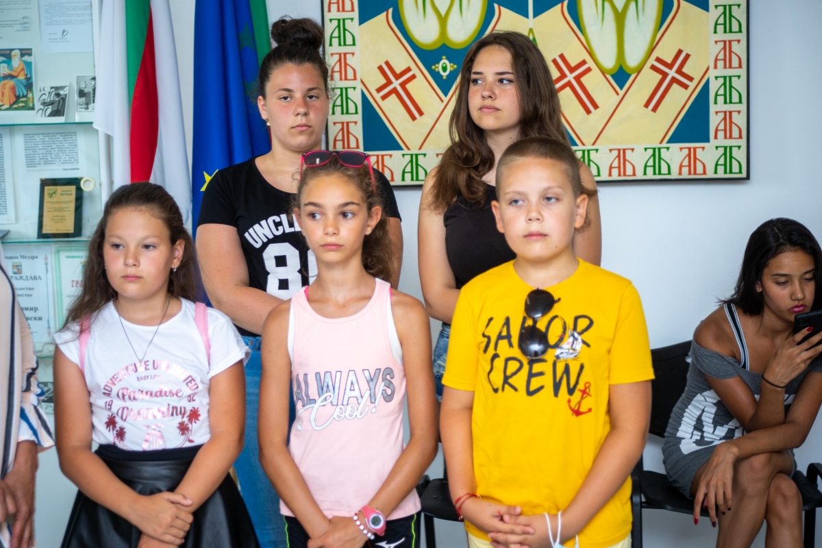 Деца наредиха изложба в Мездра