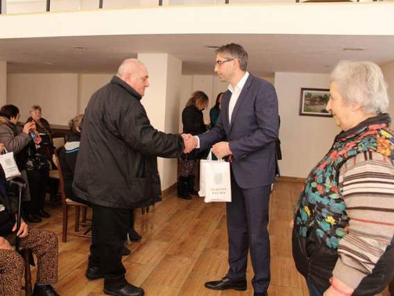 Кмет зарадва болни хора с дарение