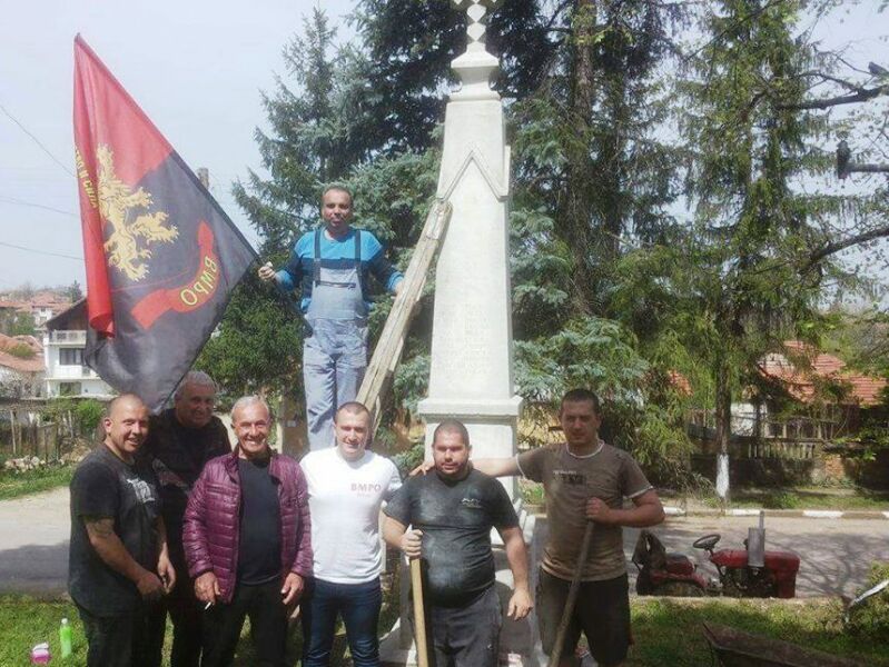 Войводи почистиха паметник в Галатин