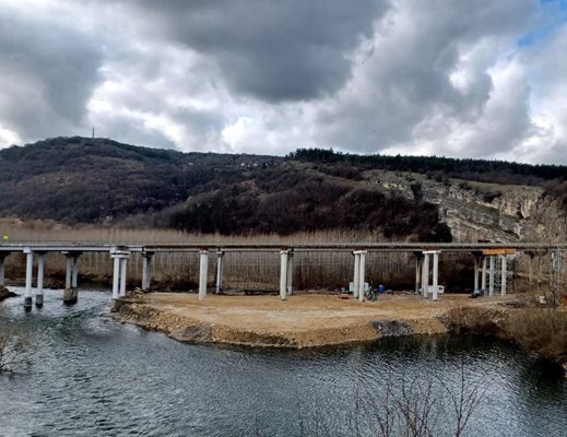 Няма да се спира движението заради строежа на втори мост край Мездра