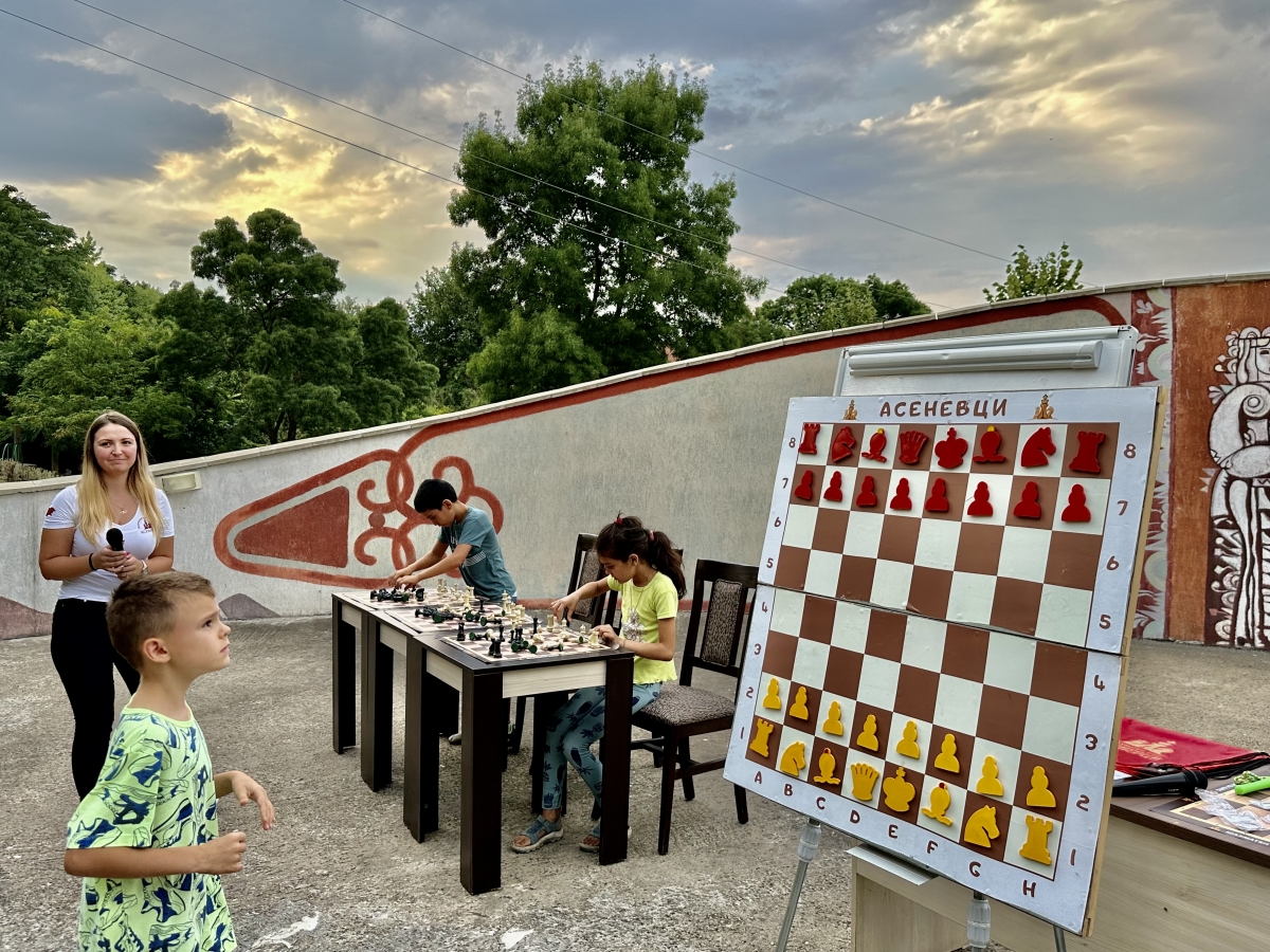 Шампиони играха шах с оряховски младежи