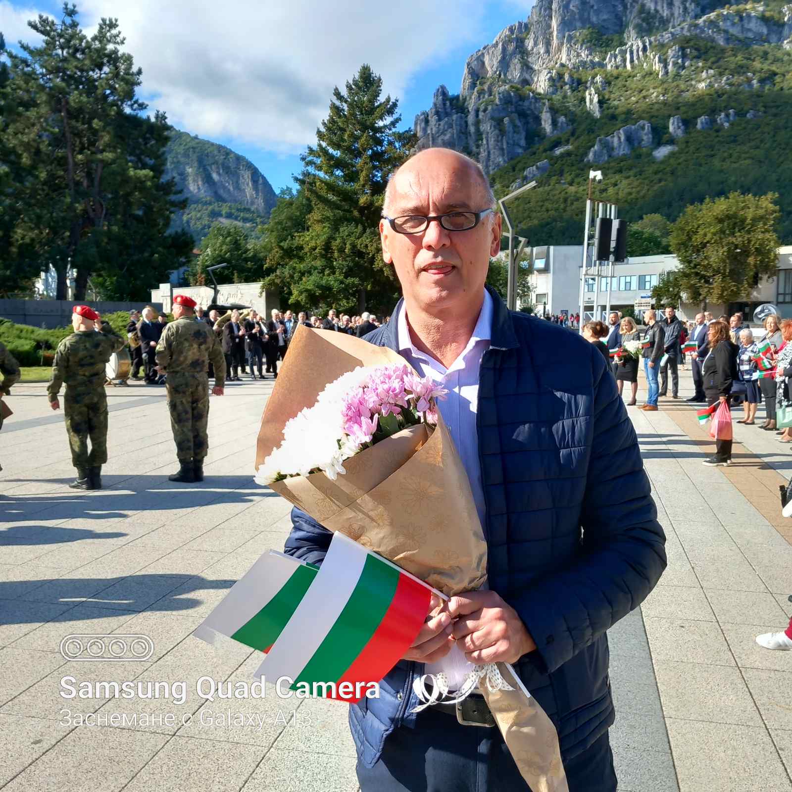 Д-р Айков поднесе цветя за Независимостта