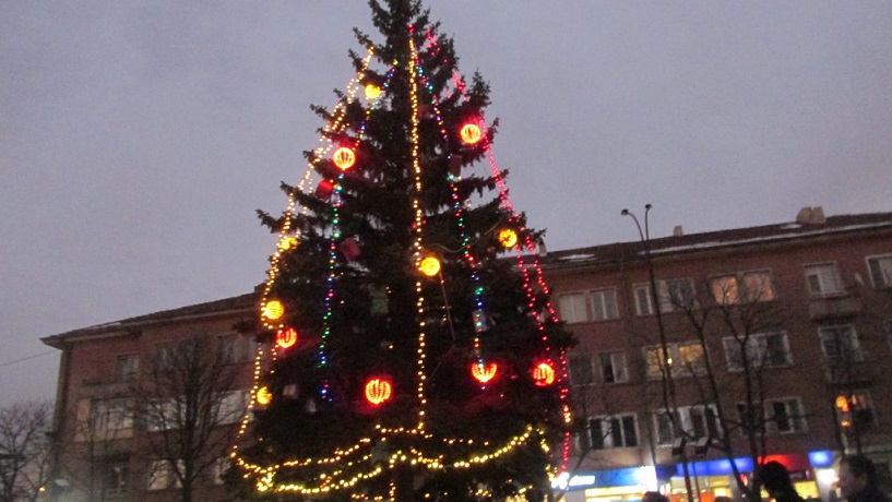 Палят светлините на елхата в петък