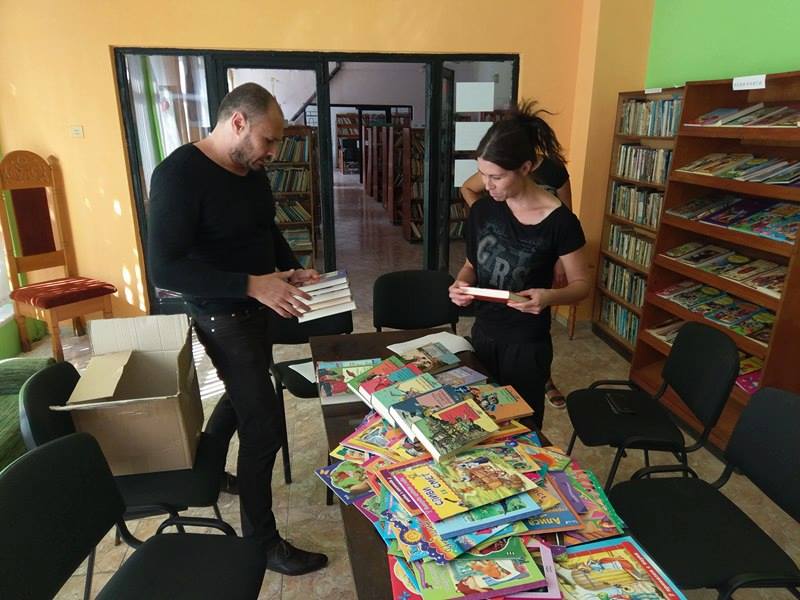 Депутат дари книги на библиотека