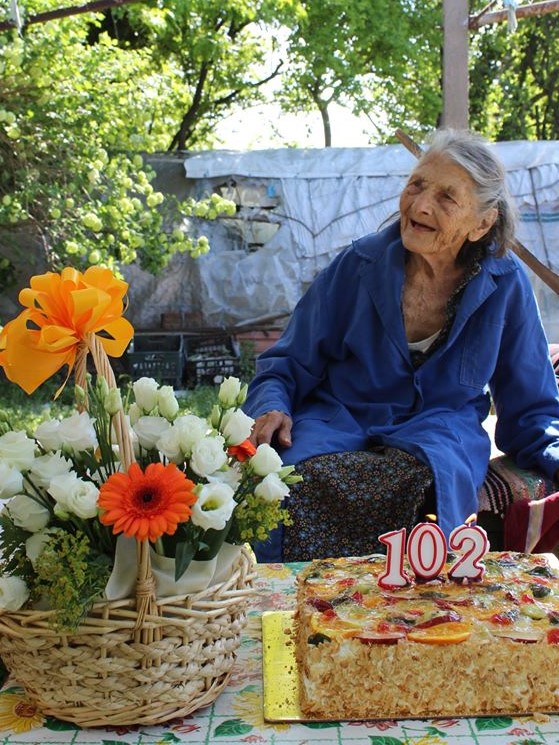 102 рожден ден посрещна баба от Гложене