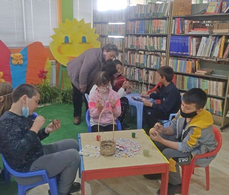 Ученици правиха декупаж с яйца в Криводол