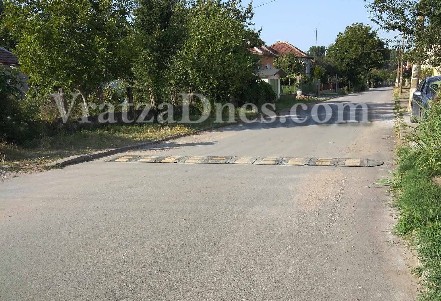 Поставиха легнали полицаи в криводолско село, хората искат контейнери