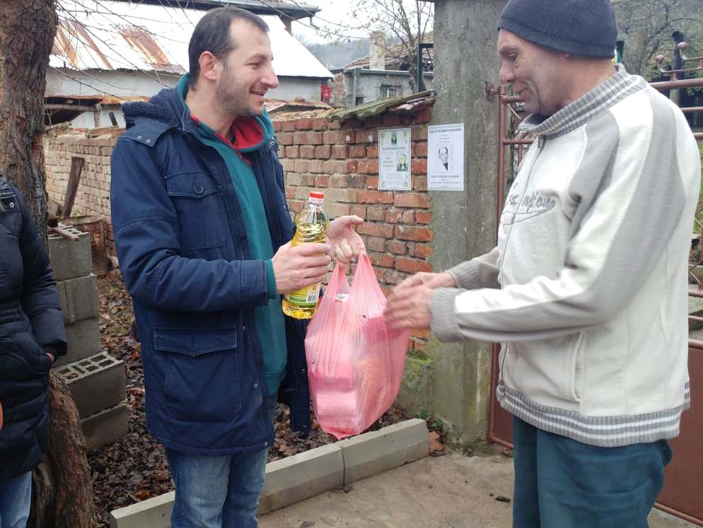 Столичани дариха храна на социално слаби в Мездренско