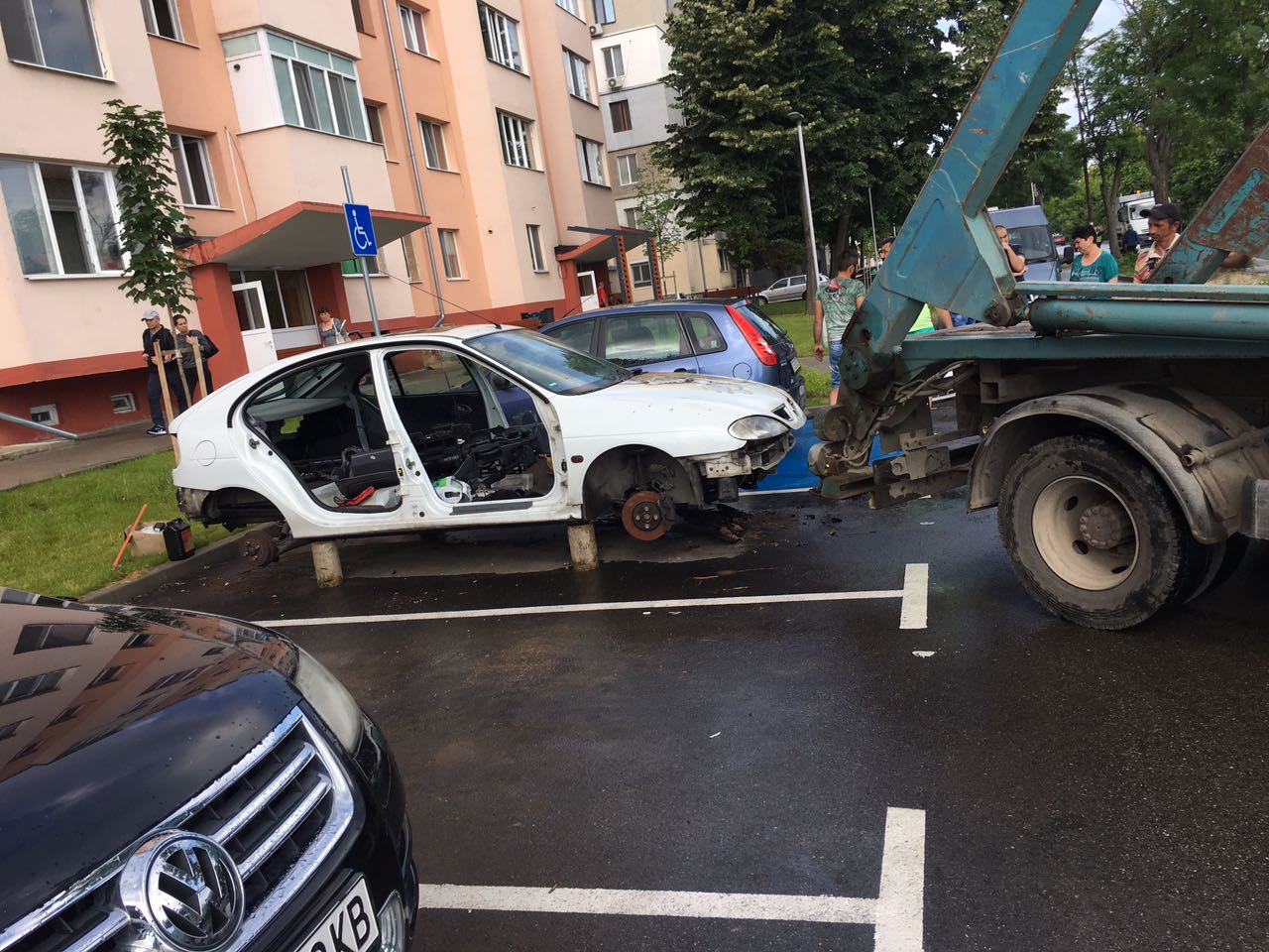 Махат старите трошки от улиците в Мездра