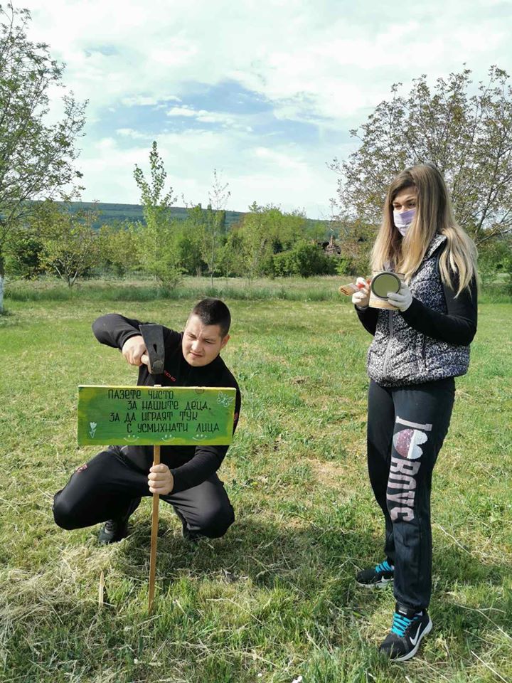 Млад съветник постави табели с екопослания в паркове