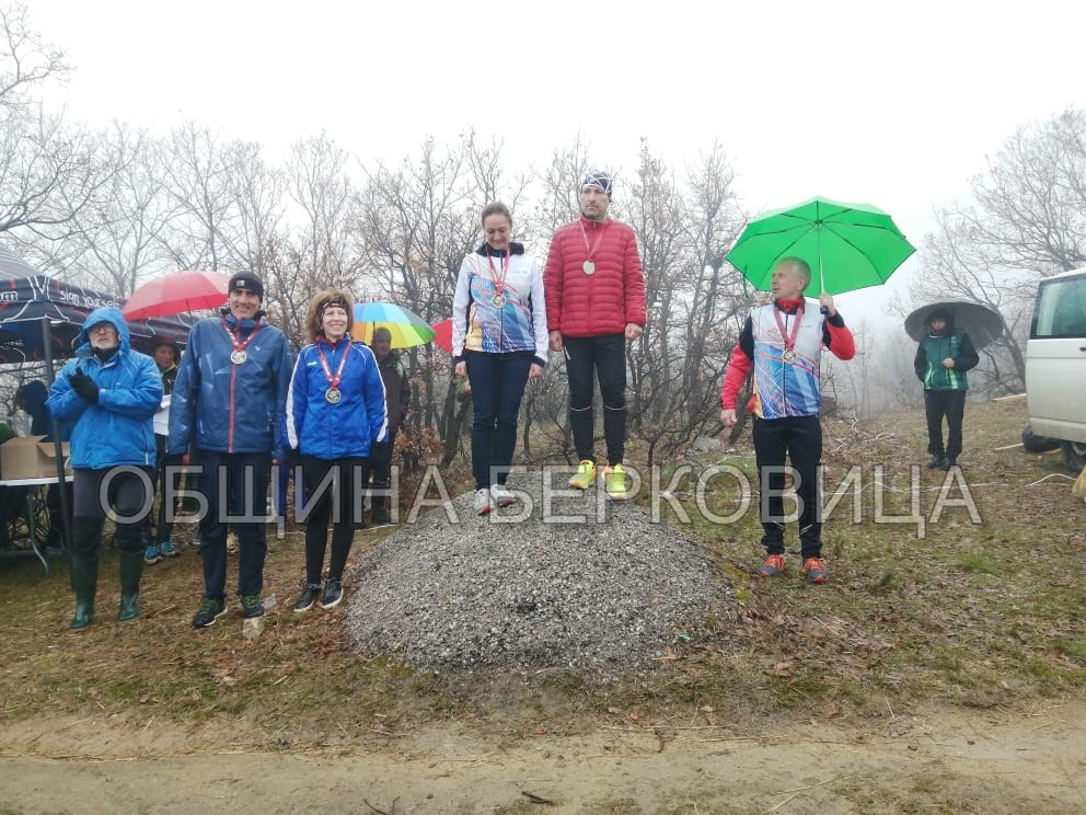Патриция и Ангел Пешеви с няколко приза от състезания по ориентиране