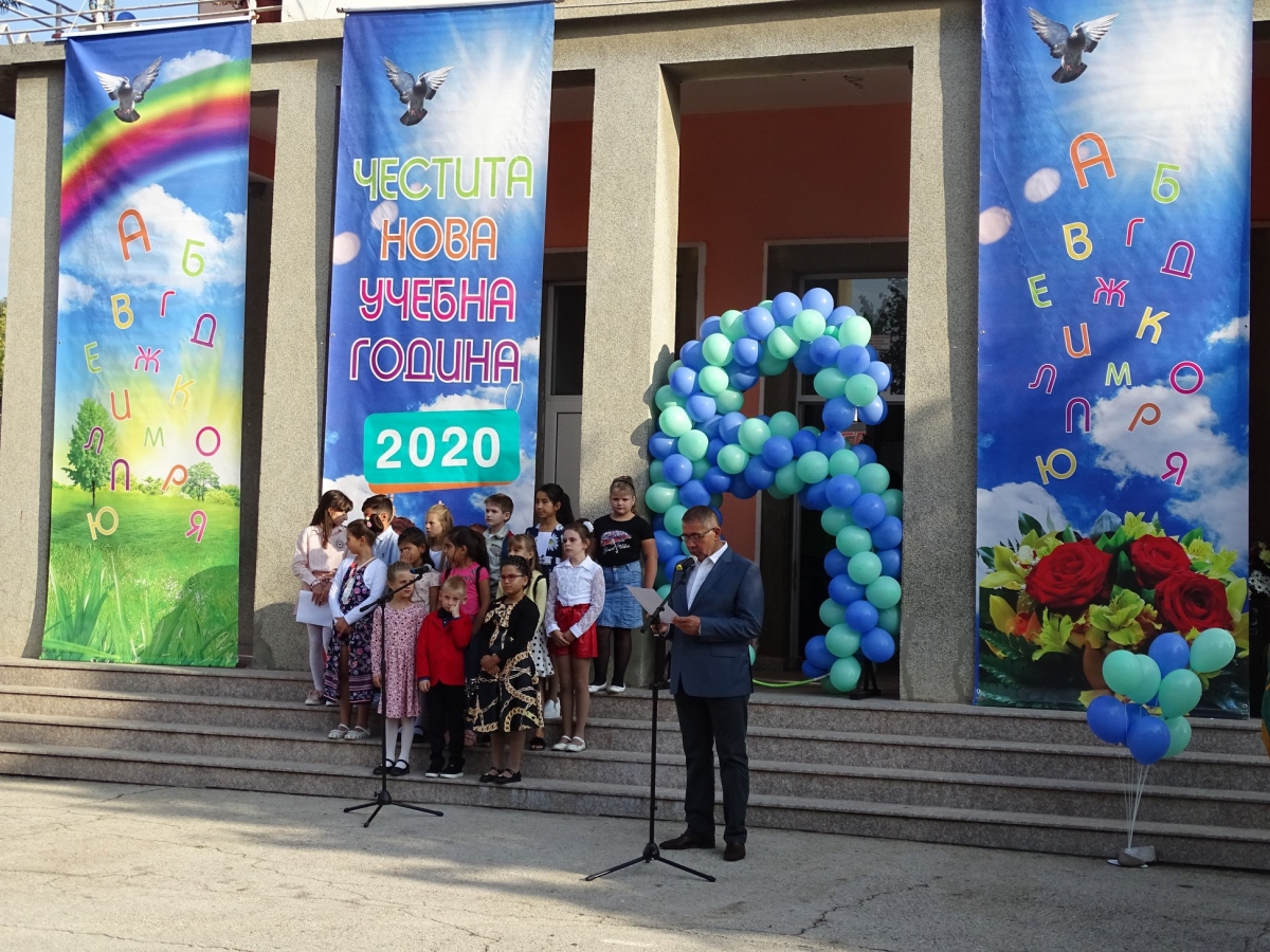 Ролански пожела успехи на първолаците от НУ