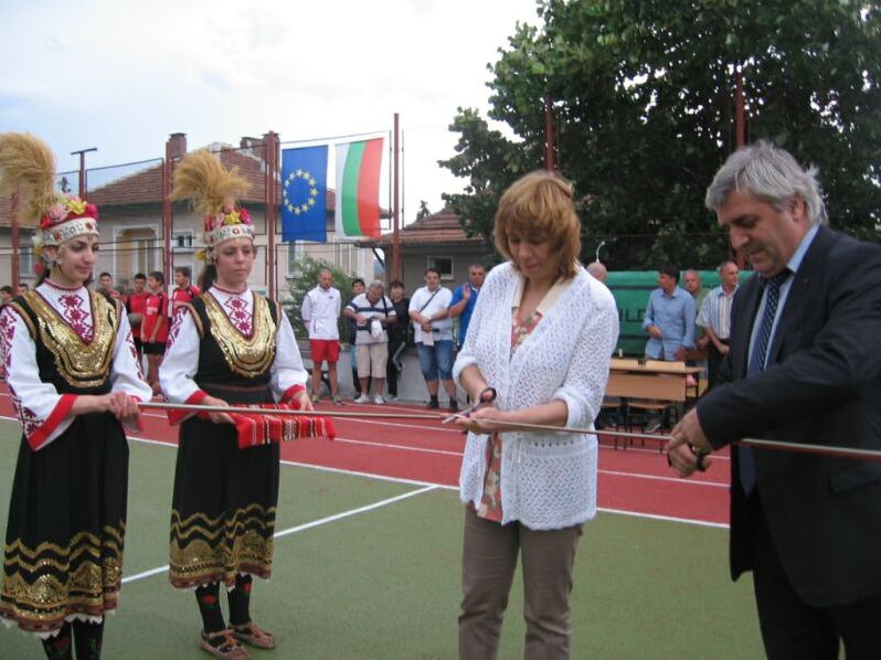 Модерна спортна площадка откриха официално в Мездра