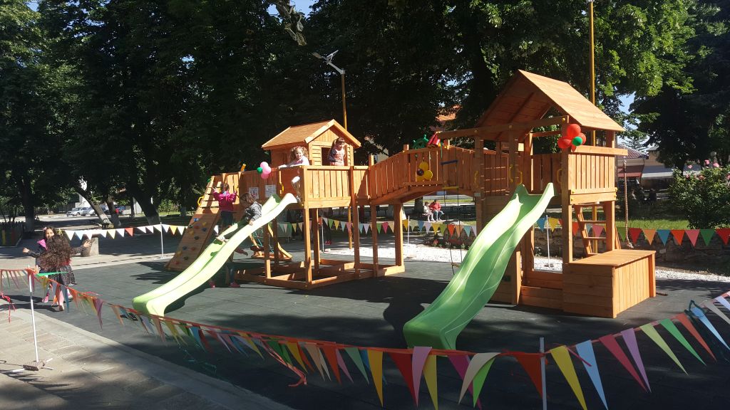Откриха нова площадка за игри в центъра на Брегово