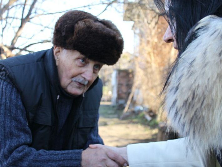 В навечерието на Коледа Община Козлодуй зарадва тридесет пенсионери