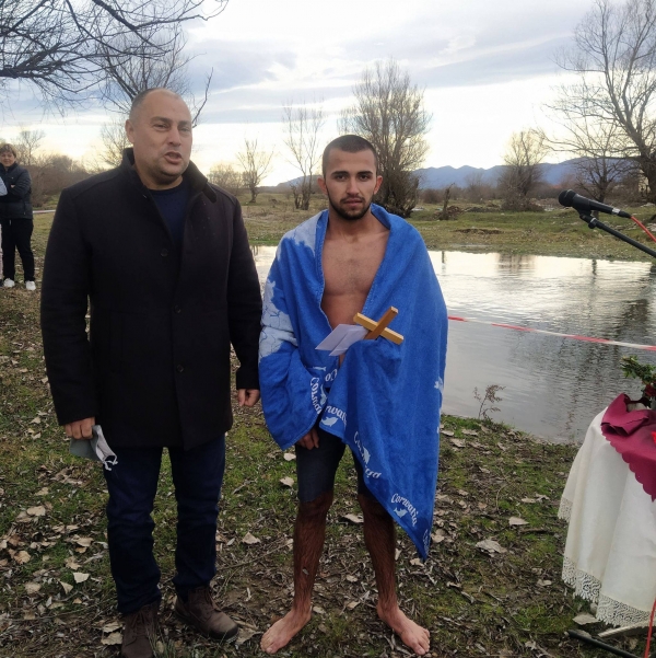 С красив ритуал почетоха Богоявление в Криводол