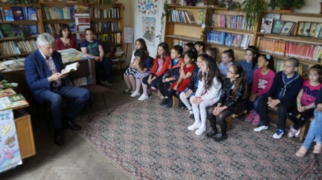 Кмет се включи в „Маратон на четенето”