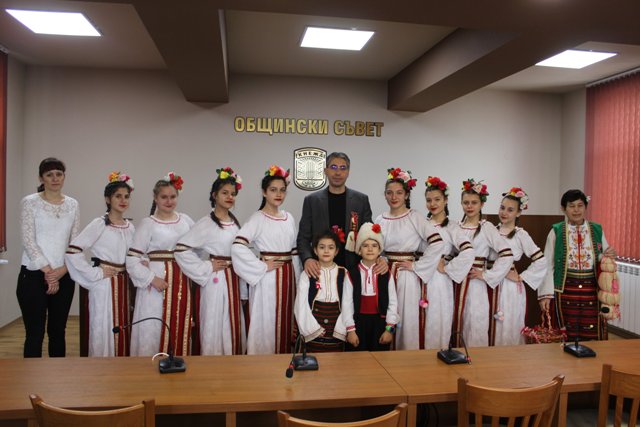 Кмет раздаде мартенички