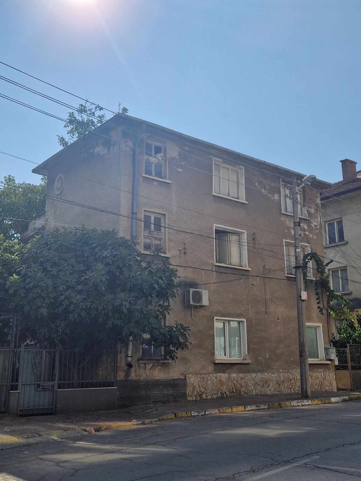 Продава се голяма къща в центъра на Враца
